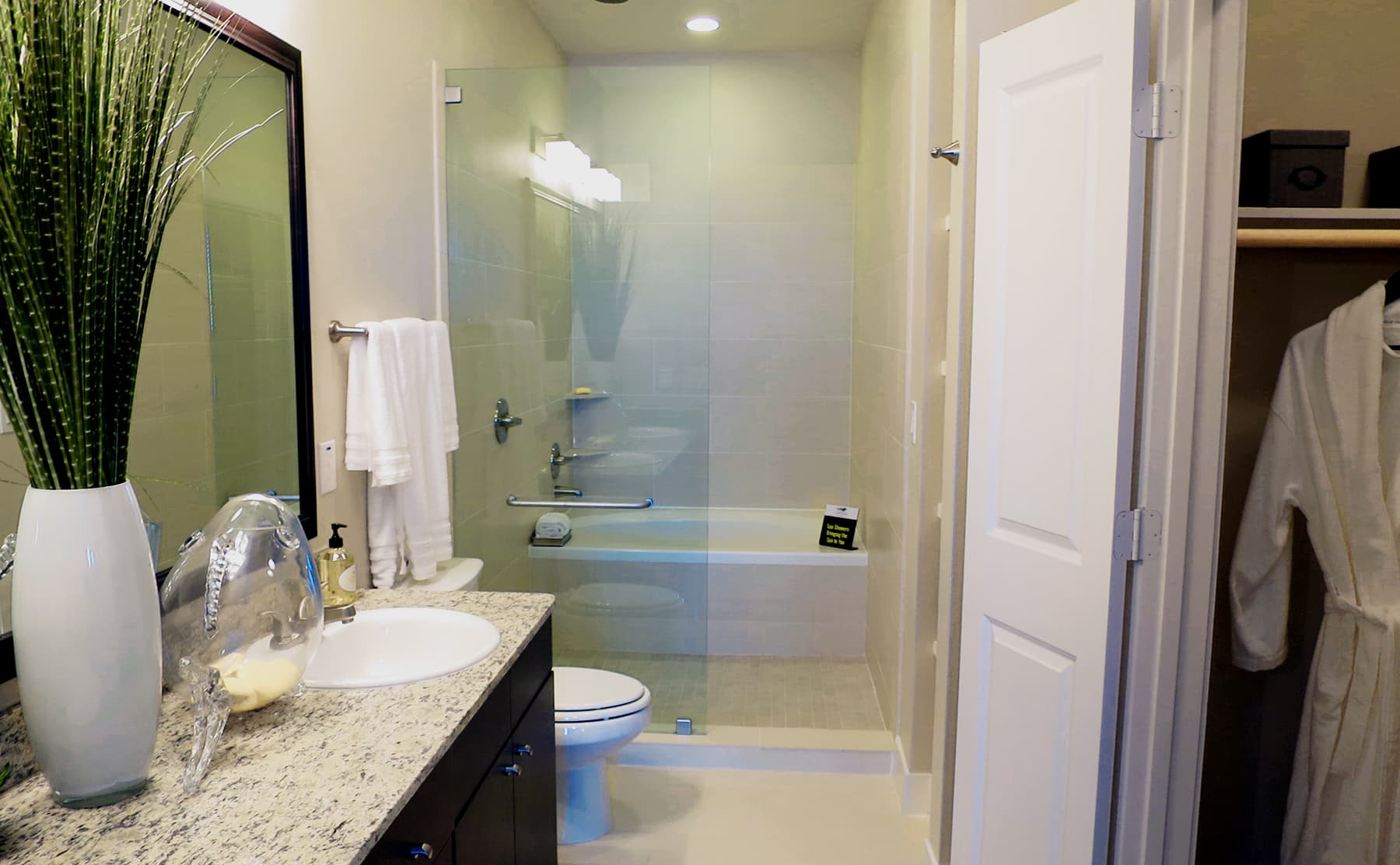Apartments in Las Colinas - Irving with luxury bathrooms
