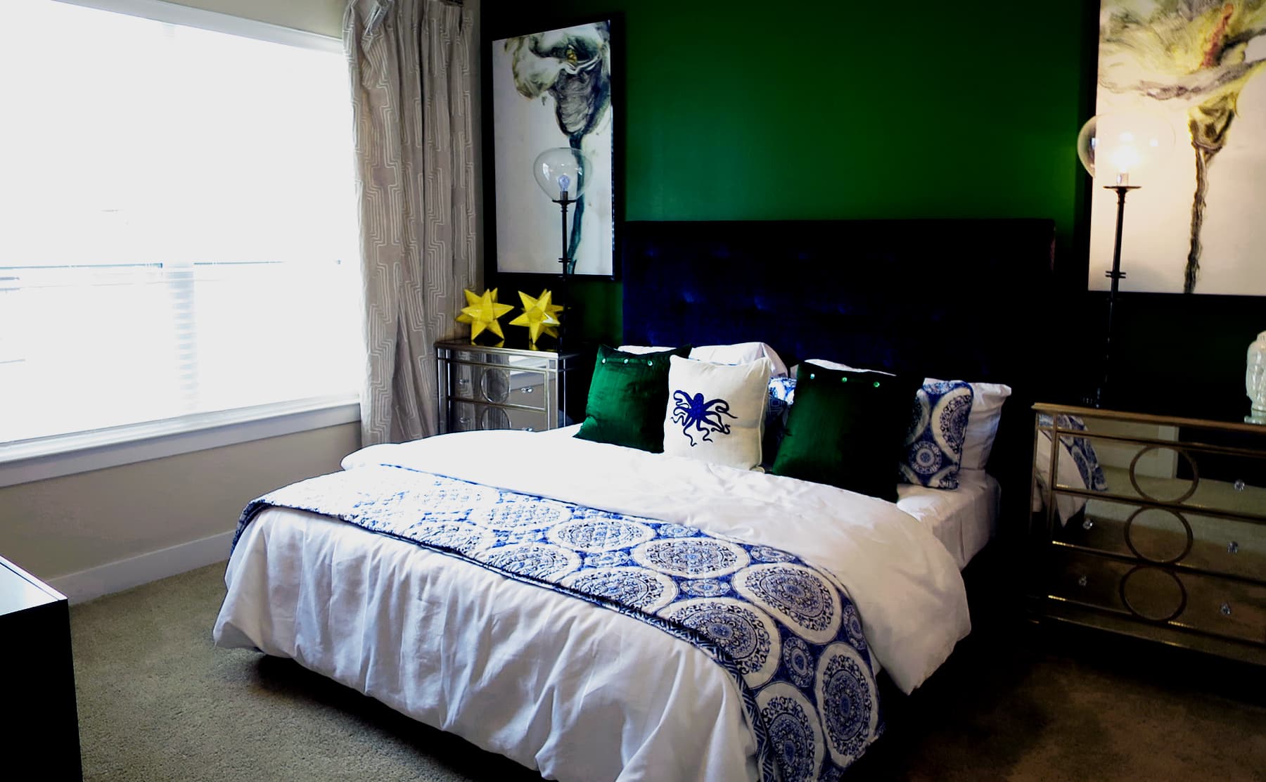 Apartments in Las Colinas - Irving with painted accent walls