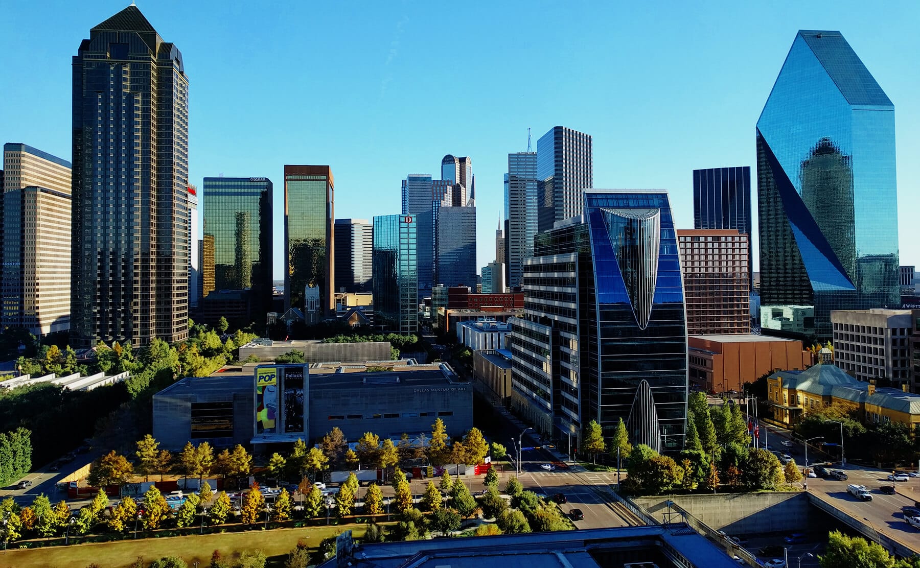 Downtown Dallas Apartment Living - Skyline.